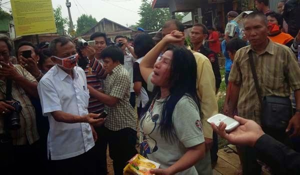 Salah seorang mucikar Pucuk menangis histeris saat Pucuk ditutup